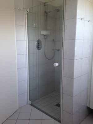 Dusche ebenerdig - Bild 7: Familienfreundliche Fewo, 2 Schlafzimmer, Garten, Hunde auf Anfrage erlaubt