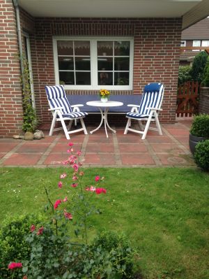 Terrasse über das Wohnzimmer erreichbar - Bild 8: Familienfreundliche Fewo, 2 Schlafzimmer, Garten, Hunde auf Anfrage erlaubt