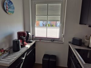Küche mit 2x Kaffeemaschine und Wasserkocher - Bild 9: Nordsee Ferienhaus Dornumersiel strandnah - Hund willkommen - WLAN