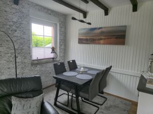 Essecke frisch renoviert und neuer echt Holzboden Februar 2026 mit großem Tisch und 4 gemütlichen Stühlen - Bild 10: Nordsee Ferienhaus strandnah - Hund willkommen - WLAN - NEU mit Magenta TV
