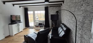 Wohnzimmer mit Fernseher
Magenta Smart TV
Schöner Blick in den Garten - Bild 11: Nordsee Ferienhaus strandnah - Hund willkommen - WLAN - NEU mit Magenta TV