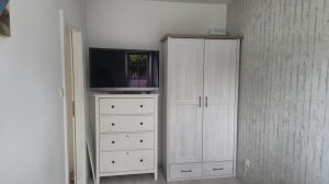 Schlafzimmer renoviert und neuer Boden mit bequemen Bett, Nachttisch, Kleiderschrank und Kommode.
Fernseher mit Magenta Smart TV - Bild 14: Nordsee Ferienhaus strandnah - Hund willkommen - WLAN - NEU mit Magenta TV