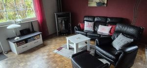 Gemütliches Wohnzimmer mit Sofa, Fernsehsessel mit Fußhocker und Kaminofen. - Bild 8: Nordsee Ferienhaus Dornumersiel strandnah - Hund willkommen - WLAN