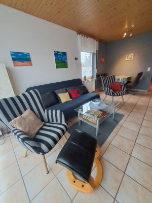 mit Schlafcouch, 2 Sesseln, und Essecke - Bild 2: Fewo Austernfischer, gemütlich, ruhig gelegen, strandnah, bis 3 Pers., Hund