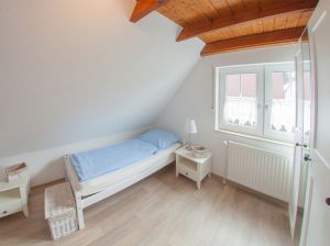 mit 2 Einzelbetten und Kleiderschrank - Bild 10: Ferienhaus Strandperle im Nordseebad Dangast, 95 qm bis 6 Personen und Hund