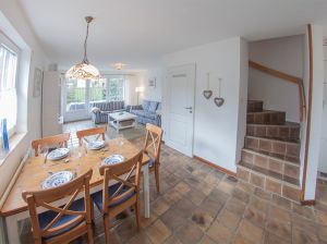 Vom Eingang aus die Perspektive zum Essplatz - Bild 1: Ferienhaus Strandperle im Nordseebad Dangast, 95 qm bis 6 Personen und Hund