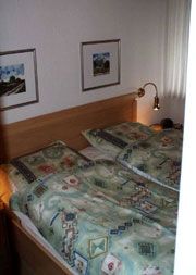 Schlafraum 1 mit Doppelbett,
Nachtkonsolen und großem Kleiderschrank - Bild 8: Ferienhaus "Kristina" an der ostfriesischen Nordseeküste - Hunde erlaubt