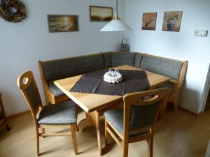 Diese schöne Essecke lädt zum ausgiebigen Frühstück und zum Sitzen in gemütlicher Runde ein. - Bild 4: Ferienhaus "Kristina" an der ostfriesischen Nordseeküste - Hunde erlaubt