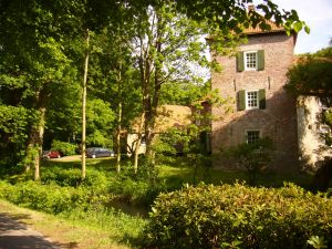 Die Burg Berum - hier hat schon Alt-Bundespräsident Horst Köhler seinen Urlaub verbracht. - Bild 11: Ferienhaus "Friederike" an der Nordseeküste - ebenerdig - Hunde erlaubt