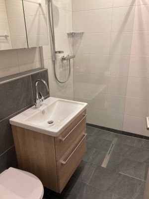 Duschbad mit Hänge-WC, Waschtisch, Unterschrank, großer bodentiefer Dusche und Handtuchheizkörper - Bild 7: Ferienhaus "Friederike" an der Nordseeküste - ebenerdig - Hunde erlaubt