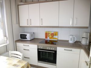 Die moderne Einbauküche ist reichhaltig ausgestattet. - Bild 4: Ferienhaus "Friederike" an der Nordseeküste - ebenerdig - Hunde erlaubt