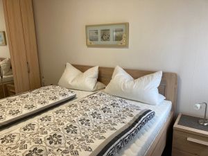 Das Elternschlafzimmer mit Doppelbett in Komforthöhe und geräumigem Kleiderschrank. - Bild 5: Ferienhaus "Friederike" an der Nordseeküste - ebenerdig - Hunde erlaubt