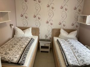 Das zweite Schlafzimmer , hell und freundlich, mit zwei Einzelbetten. - Bild 6: Ferienhaus "Friederike" an der Nordseeküste - ebenerdig - Hunde erlaubt