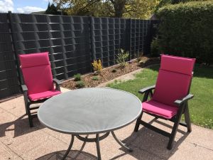 Der Garten ist komplett eingezäunt
und lädt zum Sonnenbaden und Relaxen ein. - Bild 8: Ferienhaus "Friederike" an der Nordseeküste - ebenerdig - Hunde erlaubt