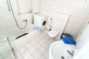 Geräumiges Badezimmer mit Wanne und Waschmaschine. - Bild 7: Ferienwohnung Nagel Bergisch Gladbach