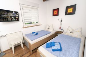 Im Schlafzimmer befindet sich ein weiteres Fernsehgerät. - Bild 5: Ferienwohnung Nagel Bergisch Gladbach