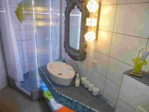 Waschtisch mit handgefertigten geschnitzten Spiegel und Dusche - Bild 8: Ferienzimmer im schönsten Tal der Oberlausitz, in der Cunewalder Obermühle