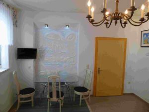 Ferienzimmer 1 mit Essplatz, TV,
und farbigen Wandrelief - Bild 6: Ferienzimmer im schönsten Tal der Oberlausitz, in der Cunewalder Obermühle