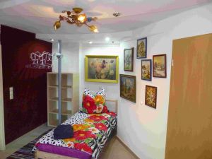 Ferienzimmer 2 mit Bett 1 Designkleiderstange und Bildergalerie - Bild 1: Ferienzimmer im schönsten Tal der Oberlausitz, in der Cunewalder Obermühle