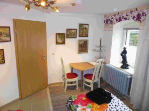 Ferienzimmer 2 mit Bett 2, Essplatz
und Bildergalerie - Bild 2: Ferienzimmer im schönsten Tal der Oberlausitz, in der Cunewalder Obermühle