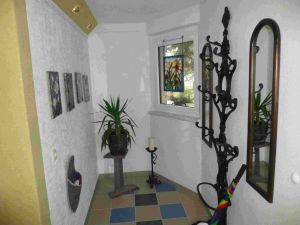 Vorhaus Flur mit Garderobe, Kunstkeramik und Glaskunst - Bild 3: Ferienzimmer im schönsten Tal der Oberlausitz, in der Cunewalder Obermühle