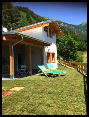 Bild 1: Ferienhaus Regina mit eingezäunten Garten und Seeblick