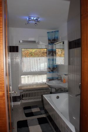 Im Badezimmer ist eine große Badewanne und eine separate Dusche in der Ecke integriert. - Bild 8: Ferienhaus Zaunkönig Ihr Urlaub mit Hund im Odenwald / Hessen