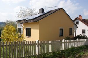 An einem Wanderweg gelegen mit schöner Aussicht-der hintere Garten ist komplett mit 1,50 m hundegerecht eingezäunt (ca. 500 qm). - Bild 2: Ferienhaus Zaunkönig Ihr Urlaub mit Hund im Odenwald / Hessen