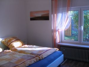 Das Schlafzimmer mit Doppelbett und Hartschaummatratzen, auf denen sich traumhaft schlafen lässt - Bild 7: Ferienhaus Zaunkönig Ihr Urlaub mit Hund im Odenwald / Hessen