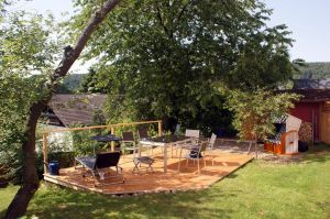 Auf zwei Terrassen hat man Sonne von 10.30 bis zum Sonnenuntergang, ein Strandkorb lässt auch ein Sonnen bei windigerem Wetter zu. - Bild 9: Ferienhaus Zaunkönig Ihr Urlaub mit Hund im Odenwald / Hessen