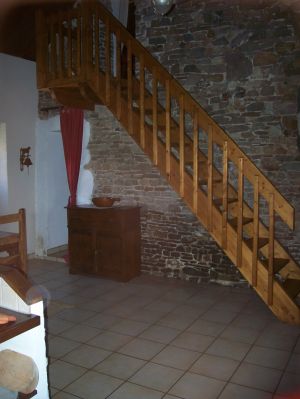 Über die Holztreppe gelangt man zu den Schlafräumen und dem Bad. - Bild 8: Maison Biemont, normannisches Natursteinhaus 16. Jahrhundert, Kamin