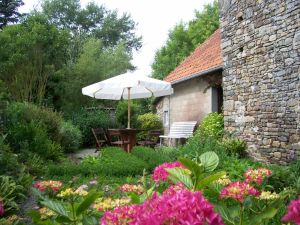 Dieser Gartenteil ist eingezäunt. Daran angrenzend die Spiel- und Liegewiese. - Bild 13: Maison Biemont, normannisches Natursteinhaus 16. Jahrhundert, Kamin