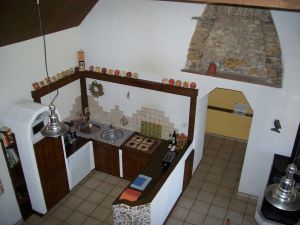 Die Küche von der Galerie aus gesehen. - Bild 9: Maison Biemont, normannisches Natursteinhaus 16. Jahrhundert, Kamin