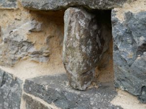 An diesem Stein in der Außenwand des Hauses banden früher die Gäste ihre Pferde an. - Bild 2: Maison Biemont, normannisches Natursteinhaus 16. Jahrhundert, Kamin