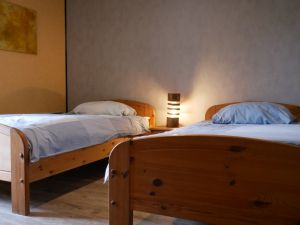 Bild 11: Maison Biemont, normannisches Natursteinhaus 16. Jahrhundert, Kamin