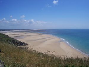 Fast 300 km Strand umfasst die Halbinsel Cotentin. - Bild 15: Maison Biemont, normannisches Natursteinhaus 16. Jahrhundert, Kamin
