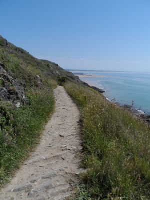 Im Norden der Halbinsel laden die alten Zöllnerwege entlang der Steilküste zum Wandern ein. Atemberaubende Ausblicke bieten sich dem Wanderer. - Bild 14: Maison Biemont, normannisches Natursteinhaus 16. Jahrhundert, Kamin