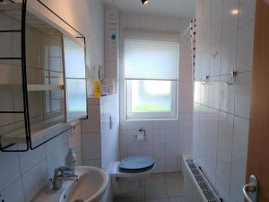 Spiegelschrank, Waschbecken, Dusche, WC - Bild 15: Boiensdorf Ferienhaus Seeadler mit Blick auf das Salzhaff und die Ostsee