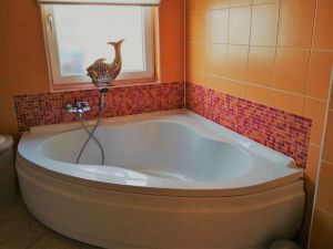 Waschbecken, Spiegelschrank, Badewanne,
Waschmaschine und zusätzliches WC - Bild 14: Boiensdorf Ferienhaus Seeadler mit Blick auf das Salzhaff und die Ostsee