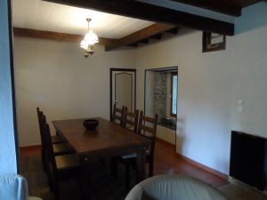 Direkt mit dem Wohnzimmer verbunden der Essbereich mit großem Tisch und sechs Stühlen. Im Wohnzimmer dann noch ein Tisch mit vier Stühlen. - Bild 3: Les Prunelles Normannisches Natursteinhaus mit Wintergarten und Kamin