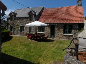 Der Gartenbereich vor dem Haus ist abgeschlossen und bietet Sicherheit für Ihre Kinder. - Bild 13: Les Prunelles Normannisches Natursteinhaus mit Wintergarten und Kamin