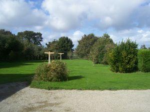 Die große Spiel- und Liegewiese lädt zum Spielen und Toben ein. - Bild 12: Les Prunelles Normannisches Natursteinhaus mit Wintergarten und Kamin