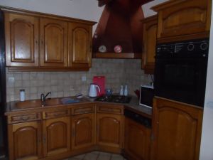 Die Küche befindet sich separat neben dem Wohnzimmer und dem Essbereich - Bild 4: Les Prunelles Normannisches Natursteinhaus mit Wintergarten und Kamin