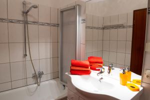 Vollbad mit Badewanne - Bild 12: Ferienwohnung "Der Falkenhorst" Alleinlage im Wald