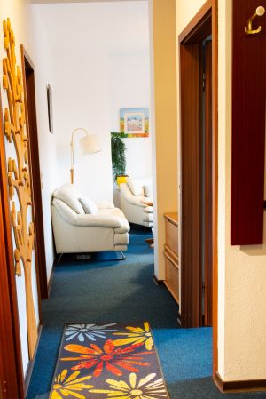 Blick vom Flur ins Wohnzimmer - Bild 5: Ferienwohnung "Der Falkenhorst" Alleinlage im Wald