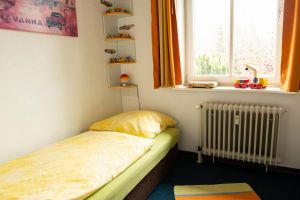 Einzelbett und Stockbett im kleinen Schlafzimmer - Bild 7: Ferienwohnung "Der Falkenhorst" Alleinlage im Wald