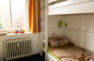 Stockbett und Einzelbett im kleinen Schlafzimmer - Bild 8: Ferienwohnung "Der Falkenhorst" Alleinlage im Wald