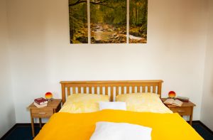 Schlafzimmer mit großem Doppelbett, Babybett bei Bedarf aufstellbar - Bild 6: Ferienwohnung "Der Falkenhorst" Alleinlage im Wald