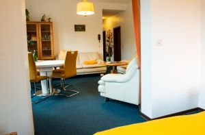 Wohnzimmer mit gemütlicher Sofalandschaft, Esstisch, TV, WLAn & Radio - Bild 4: Ferienwohnung "Der Falkenhorst" Alleinlage im Wald