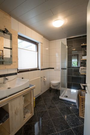 in 2021 neu gestaltetes, renoviertes Bad - Bild 6: Schönes Ferienappartement im Sauerland